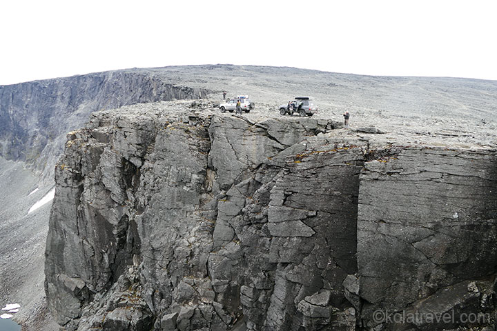 In this 17 days 4x4 Arctic Off-road expedition "Kola Unlimited" you drive almost all possible off-road trails of Murmansk region. raid overland Russia. Kola Travel