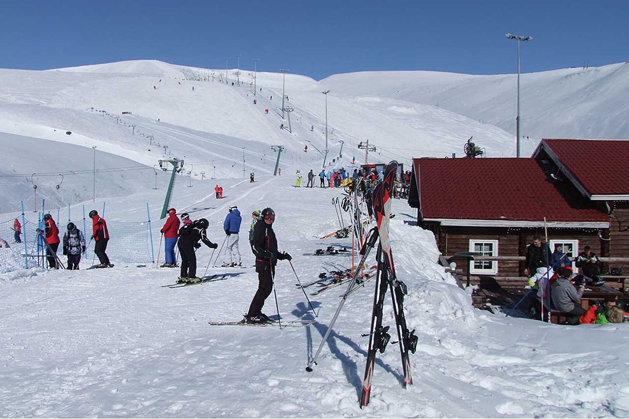 Cosy small guesthouse 'Siyaniye Khibin' accommodates 1 to 8 persons. It has sauna, jacuzzy under open sky. It is situated in Oktyabrsky. Close to Khibiny Mountains and Umba river - kola travel