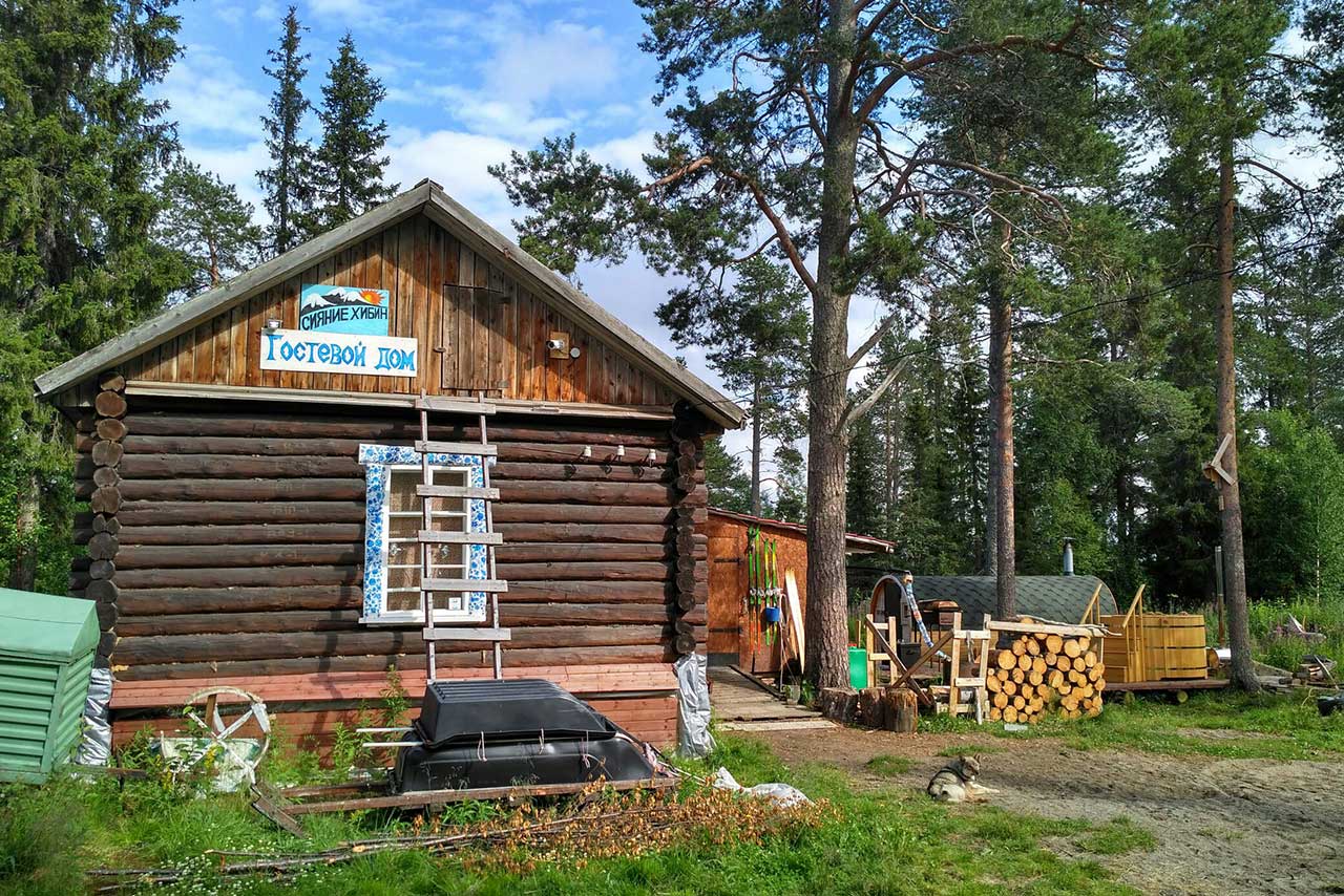 Cosy small guesthouse 'Siyaniye Khibin' accommodates 1 to 8 persons. It has sauna, jacuzzy under open sky. It is situated in Oktyabrsky. Close to Khibiny Mountains and Umba river - kola travel