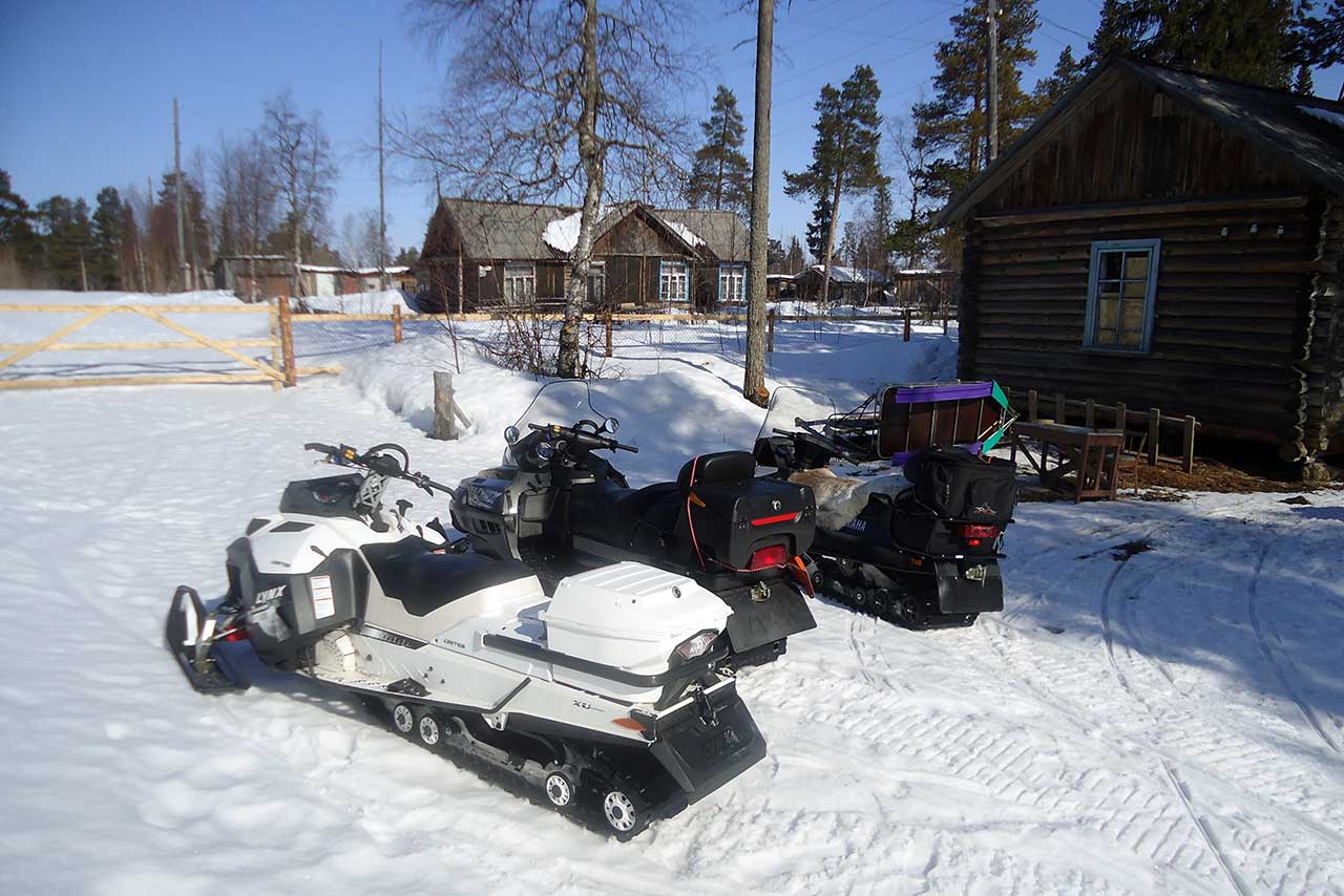 Cosy small guesthouse 'Siyaniye Khibin' accommodates 1 to 8 persons. It has sauna, jacuzzy under open sky. It is situated in Oktyabrsky. Close to Khibiny Mountains and Umba river - kola travel