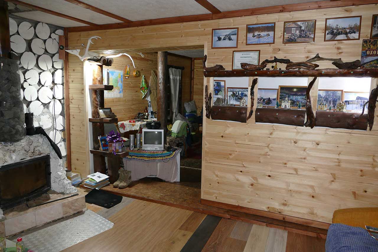 Cosy small guesthouse 'Siyaniye Khibin' accommodates 1 to 8 persons. It has sauna, jacuzzy under open sky. It is situated in Oktyabrsky. Close to Khibiny Mountains and Umba river - kola travel