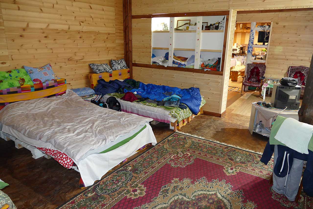 Cosy small guesthouse 'Siyaniye Khibin' accommodates 1 to 8 persons. It has sauna, jacuzzy under open sky. It is situated in Oktyabrsky. Close to Khibiny Mountains and Umba river - kola travel