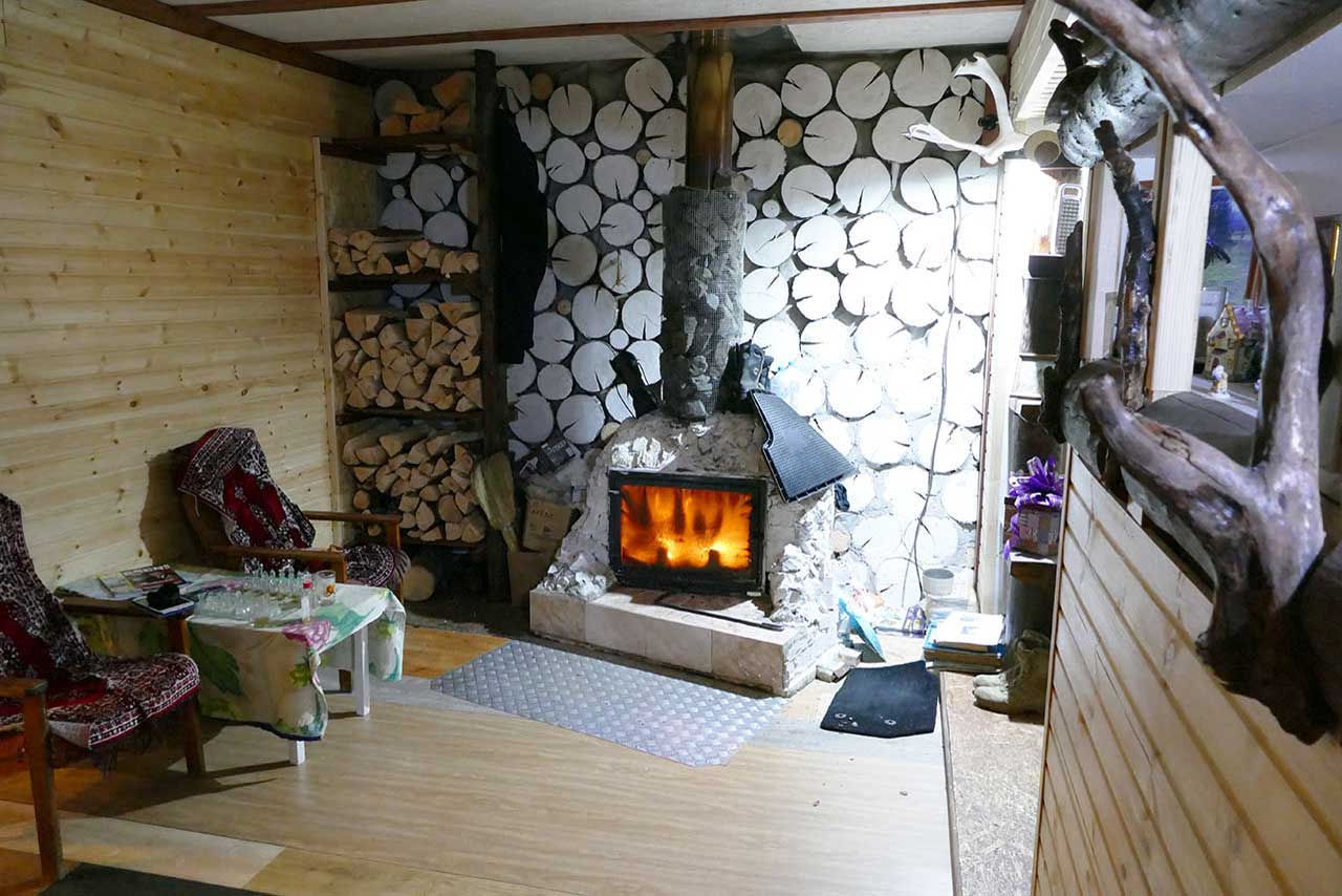 Cosy small guesthouse 'Siyaniye Khibin' accommodates 1 to 8 persons. It has sauna, jacuzzy under open sky. It is situated in Oktyabrsky. Close to Khibiny Mountains and Umba river - kola travel