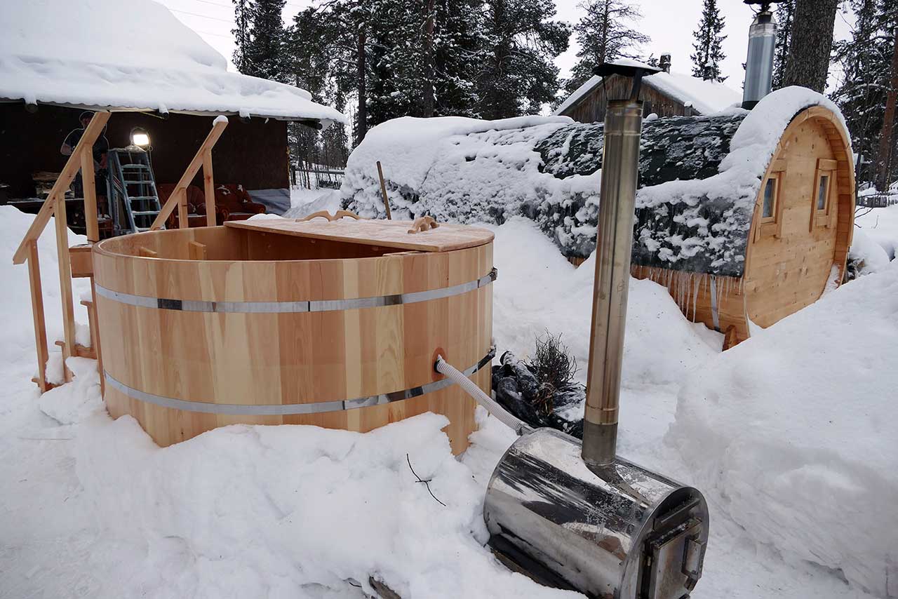Cosy small guesthouse 'Siyaniye Khibin' accommodates 1 to 8 persons. It has sauna, jacuzzy under open sky. It is situated in Oktyabrsky. Close to Khibiny Mountains and Umba river - kola travel