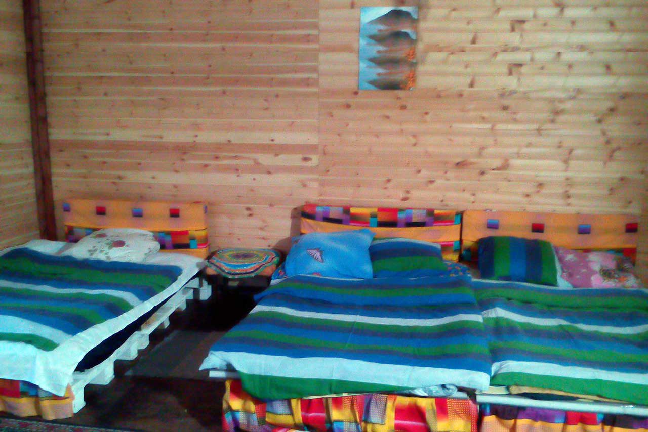 Cosy small guesthouse 'Siyaniye Khibin' accommodates 1 to 8 persons. It has sauna, jacuzzy under open sky. It is situated in Oktyabrsky. Close to Khibiny Mountains and Umba river - kola travel