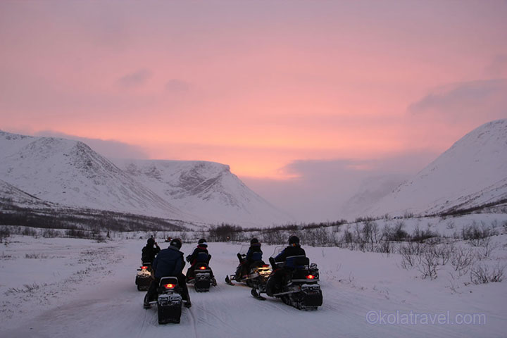 Meet New Year 2023 in Lapland. A snowmobile safari to a comfortable wilderness cottage in the heart of Kola Peninsula. Drive through the snowy white passes of the majestic Khibiny Tundra! This special New Year trip includes also a reindeer and husky safari. Happy New Year!